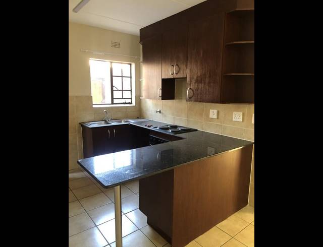2 BEDROOM TOWNHOUSE FOR SALE IN SONNEVELD